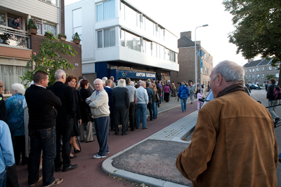 826498 Afbeelding van een rij wachtende mensen voor de Sportschool Anton Geesink (Anton Geesinkstraat 9) te Utrecht, om ...